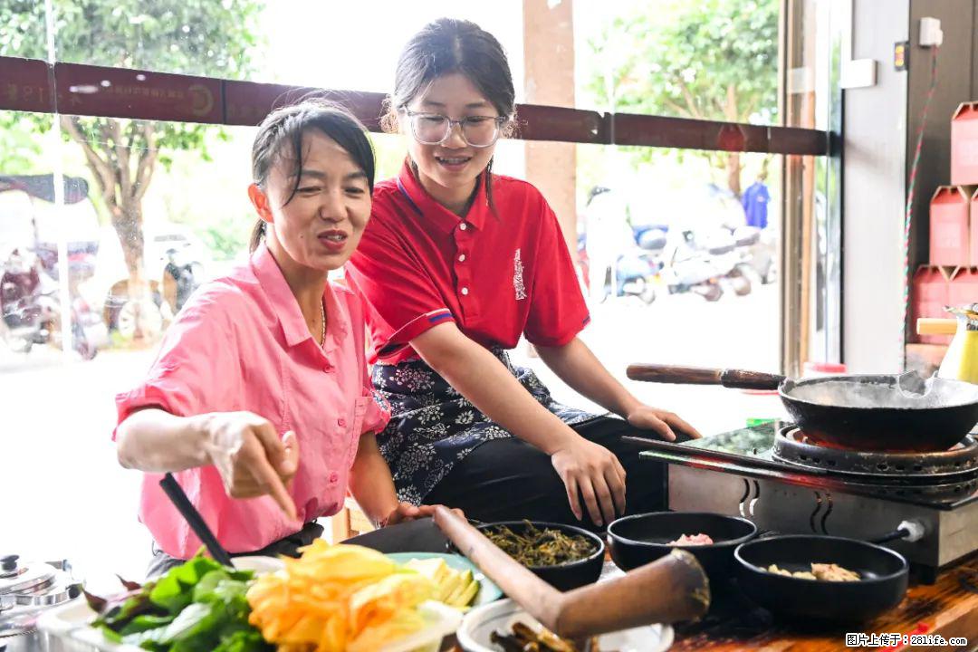 全网追的“扁担女孩”，找了一份暑假工，时薪12元 - 克孜勒苏生活资讯 - 克孜勒苏28生活网 kzls.28life.net